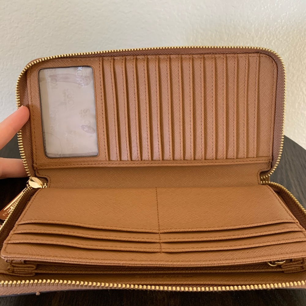 Donated - Michael Kors wallet - Picture 5 of 7